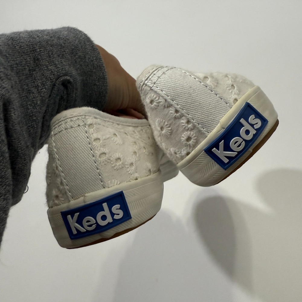 Keds White Lace Up Eyelit Embroidered Flower Sneaker WF49836M Sz 6 / 36 - Picture 12 of 12